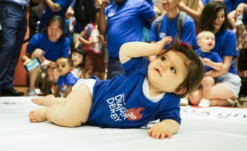 双脚|宝宝总是喜欢光脚走路这样对吗,会不会感冒