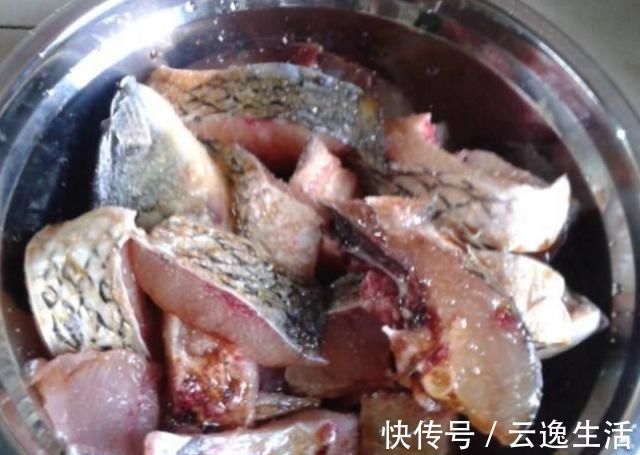 炸鱼块时,不要用淀粉或面粉了,换成“它”,鱼块外酥里嫩更美味