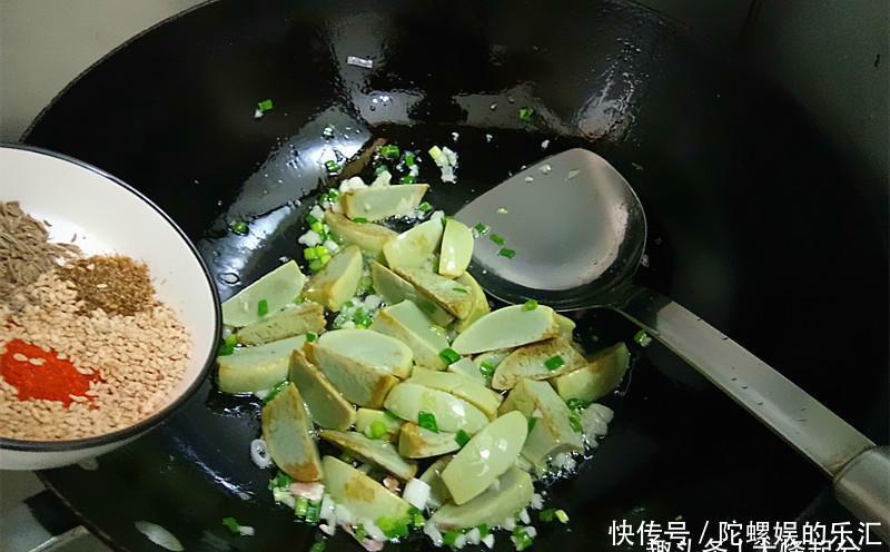 几个鸡蛋一勺碱,教你做东北街头特色小吃——孜然实蛋