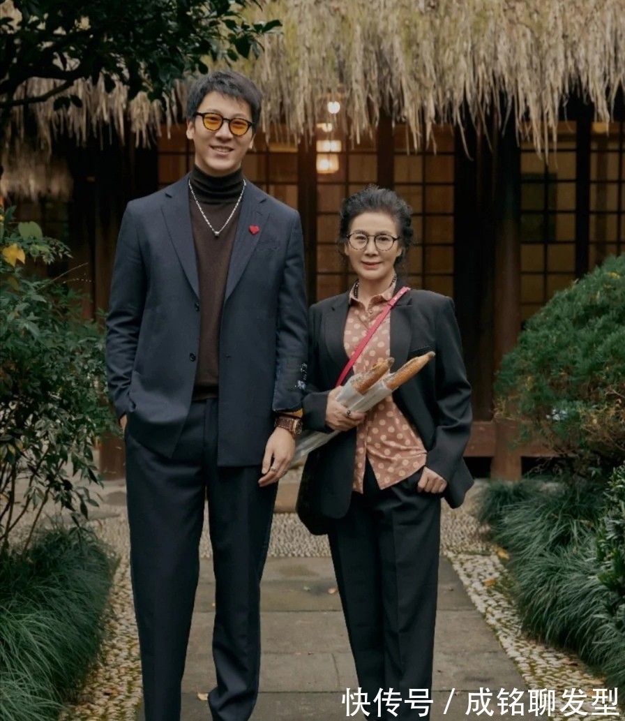 老少皆宜|60岁女人穿衣要避开“大妈感”,学学这位阿姨的穿搭,优雅又大气