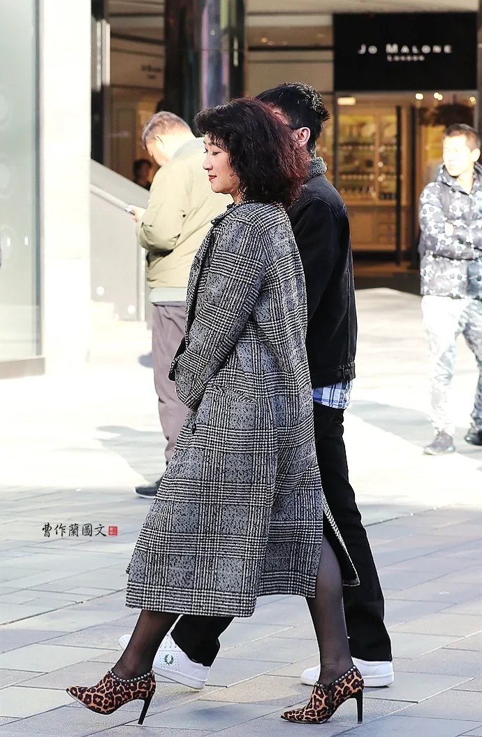 美女|街拍组图:冬装美女,露出少许黑丝,已足够时尚前卫