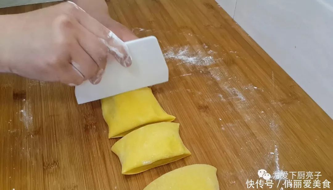 舌头状|面包新吃法,我家隔三差五做着吃,不用烤箱也能做,比蛋糕还好吃