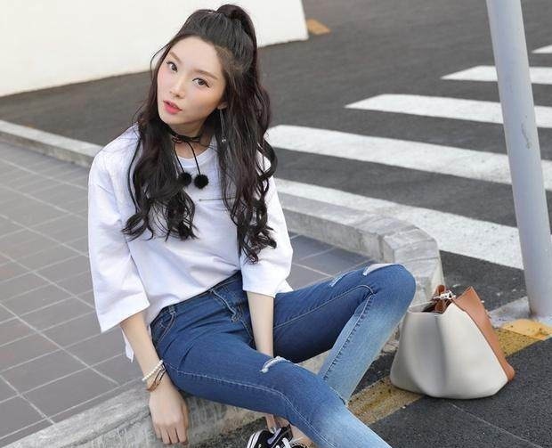 街拍,穿性感的牛仔裤,亭亭玉立的迷人身材,怎么能不心动!