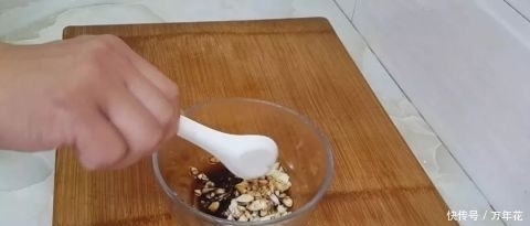 韭菜新吃法,加2个鸡蛋,不用炒不烙饼,比吃蒸菜都过瘾,太香了