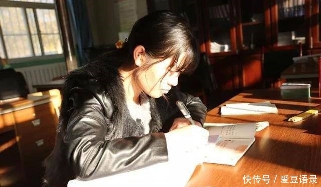 她是一位将硬笔书法写到极致的女代课教师，字迹堪比“印刷体”