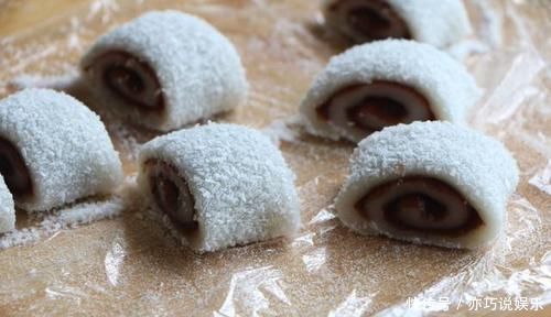 夏天就馋糯米粉这做法,一蒸一卷就搞定,香甜软糯,吃1次忘不了