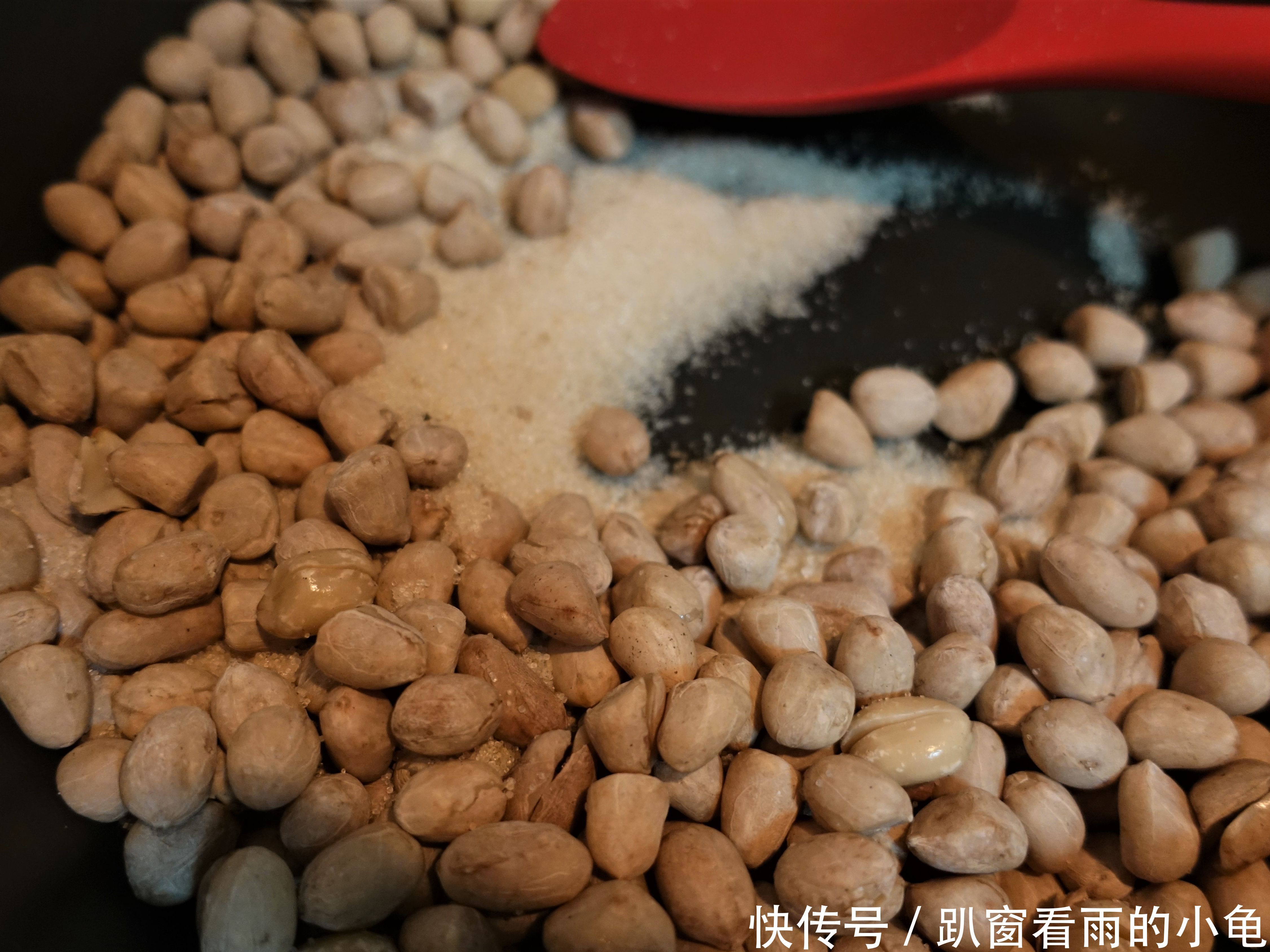 爱喝酒的看过来,教你炒五香花生米的窍门,炒出来的花生米酥脆无比,越嚼越香