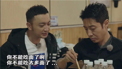 芳心纵火犯成干饭王者！撒贝宁干饭太积极，小尼拦饭操碎心