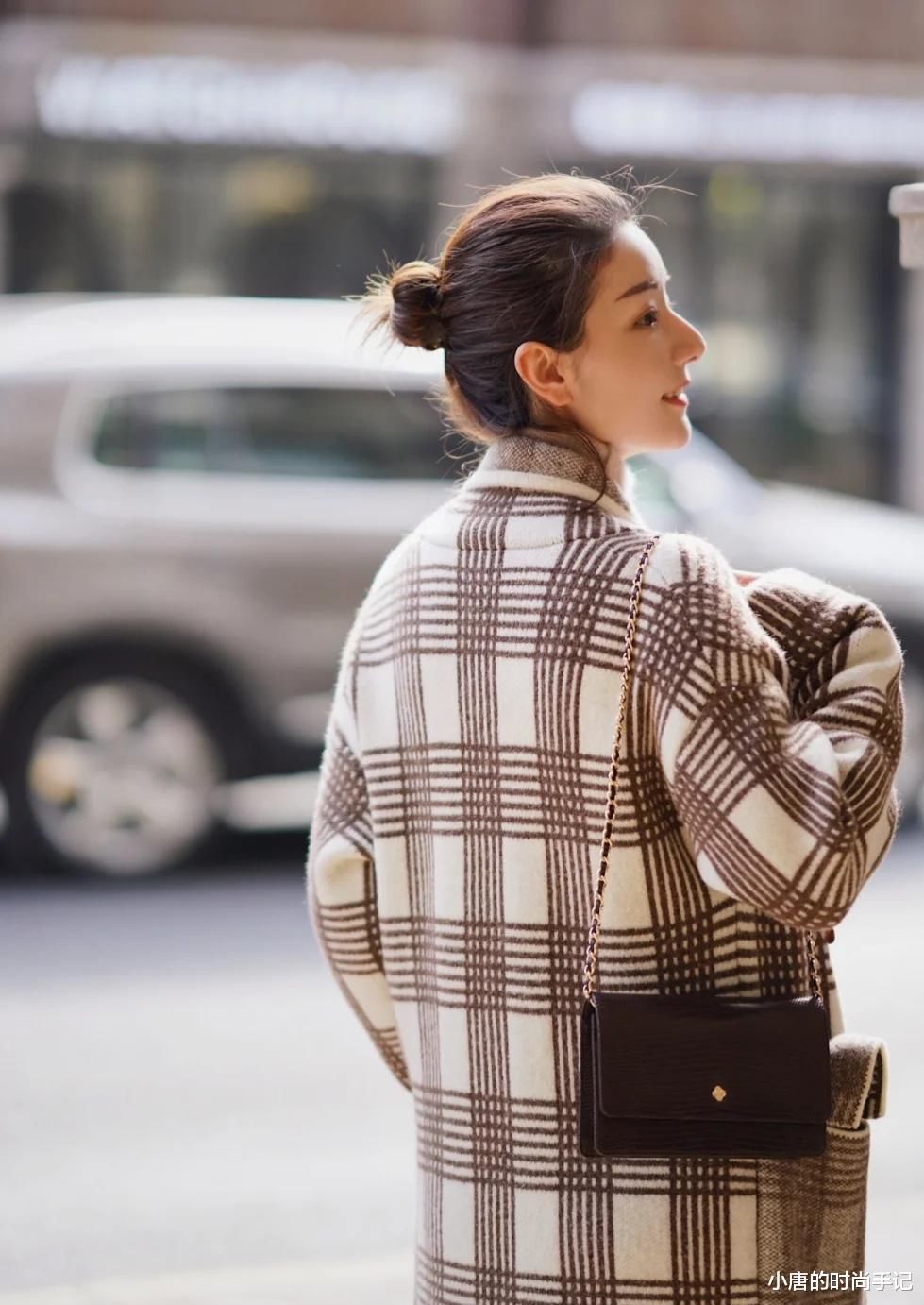 简约灰色背心上衣，搭配性感破洞裤，简约日常轻松休闲