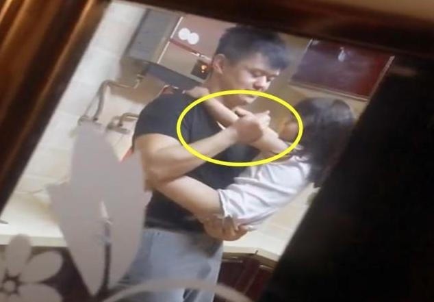 妈妈|妈妈出差刚回家,还以为老公闺女热炕头,结果在厨房看到这一幕