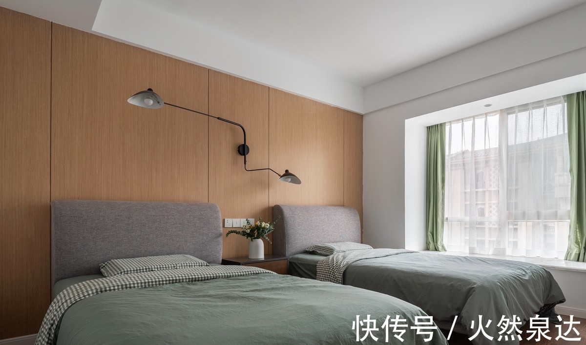 书墙|200㎡原木自然风，餐岛一体+超大书墙，住着温馨的一家四口