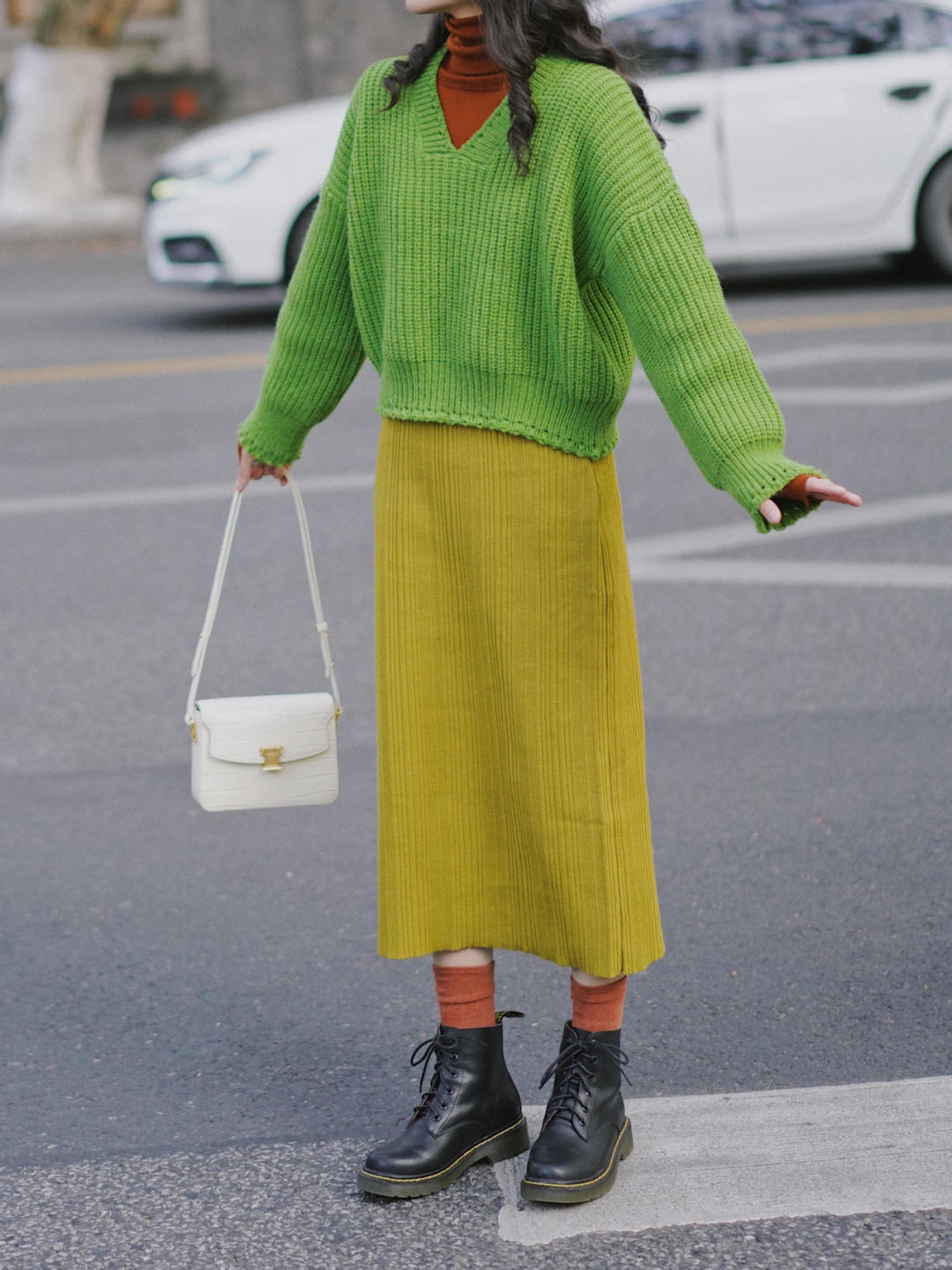 穿搭|秋冬就像一个调色盘,怎么好看怎么穿,绿色毛衣+红色打底衫,复古又时髦!