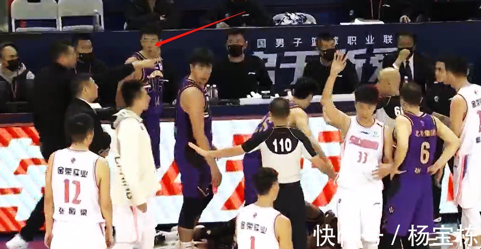 王小慧|撞飞翻滚3米!35岁男篮国手上演夺权暴力犯规,莫科怒喷马布里