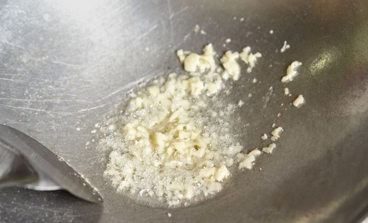 大虾不要再白灼了，教你一个做法，鲜咸入味又酥脆，好吃又下饭