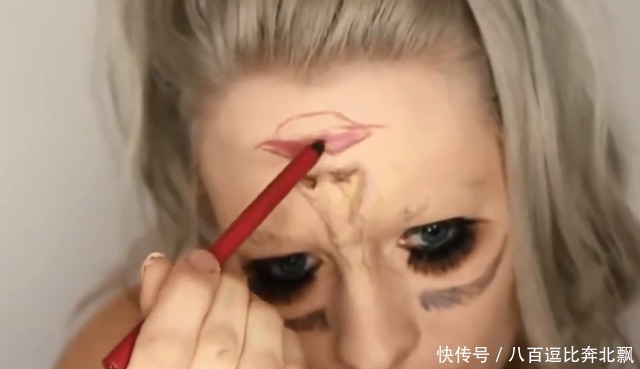 如果见到“脸倒过来”的人,请不要害怕,她可能只是化了妆而已!