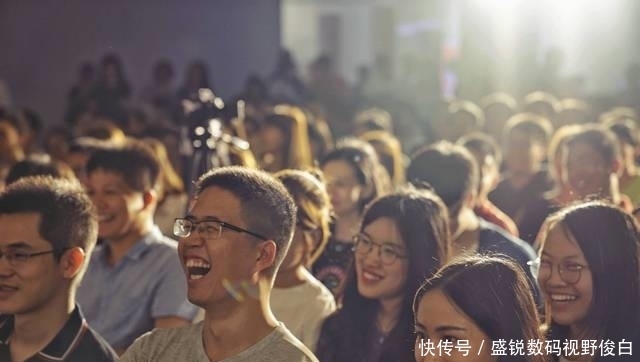 文笔 文笔温柔表演成熟 宋万博“看呐,这人”脱口秀内容喜感不落俗套