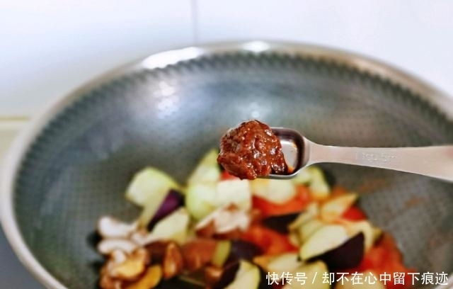 纯素菜搭配:西红柿香菇炒茄子!尝起来很棒!