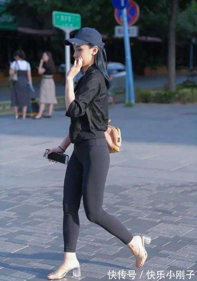 俏皮 时尚俏皮的打底裤穿搭呈现时髦气息,穿出自我个性,还能显瘦