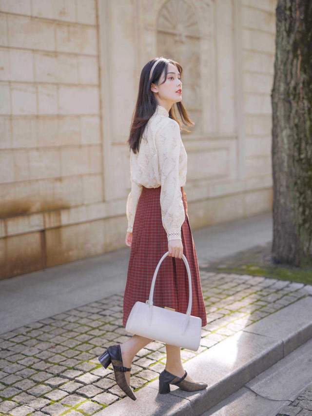 少女气质|2、30岁如何穿出高级的优雅感?衬衫配半身裙,少女气质感十足