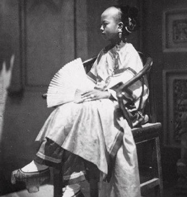 真实|清朝灭亡前老照片：百姓下棋引人围观，图5是满族少女真实长相！