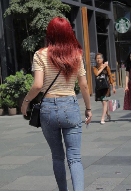 短款条纹图案上衣，搭配简单牛仔裤，塑造轻松减龄的休闲穿搭