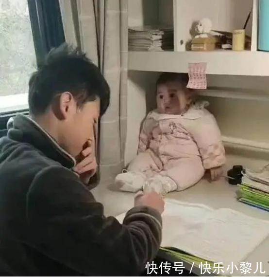 哥哥在家做试卷，妹妹秒变“监考老师”，妹妹为这个家付出太多