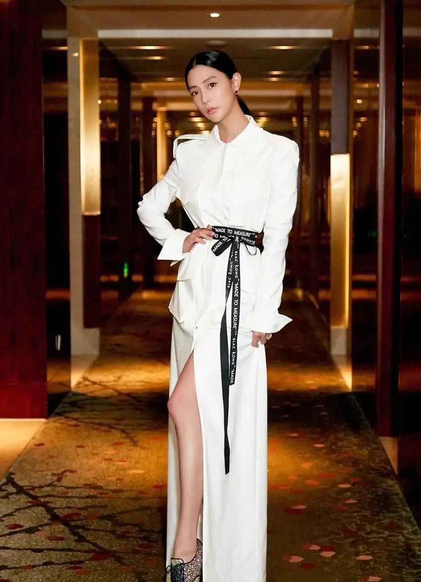 印花|克拉拉不愧是“人间富贵花”，穿一条印花半身裙和抹胸上衣，真美