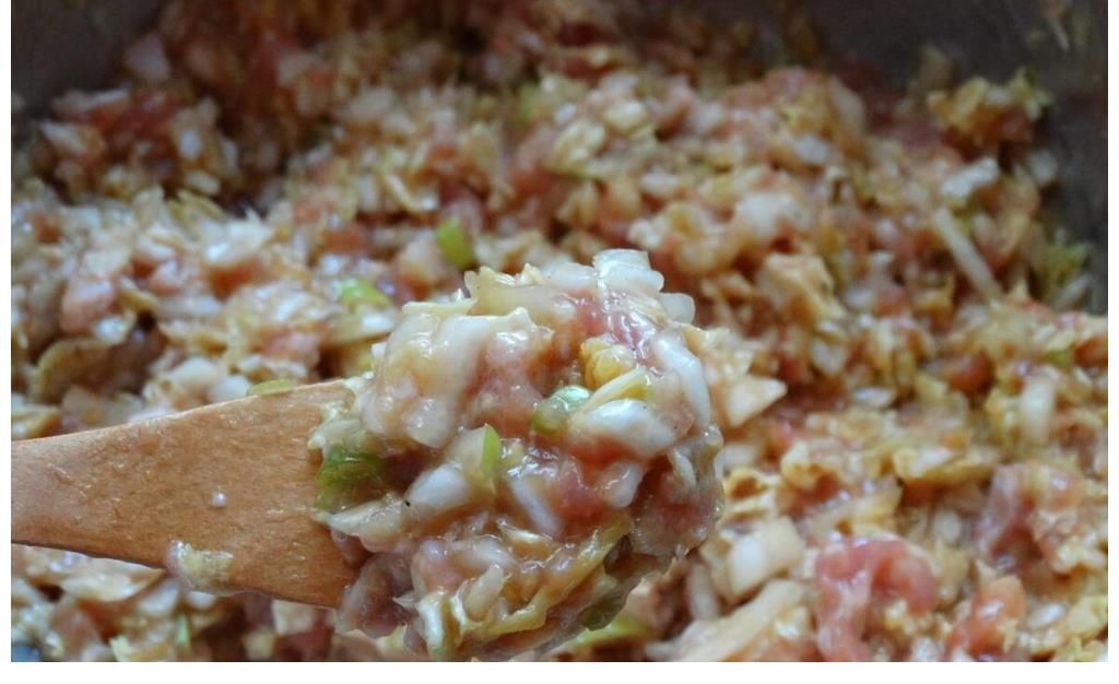 调白菜馅饺子，最忌用盐杀水，十几年老配方告诉你，饺子馅鲜多汁