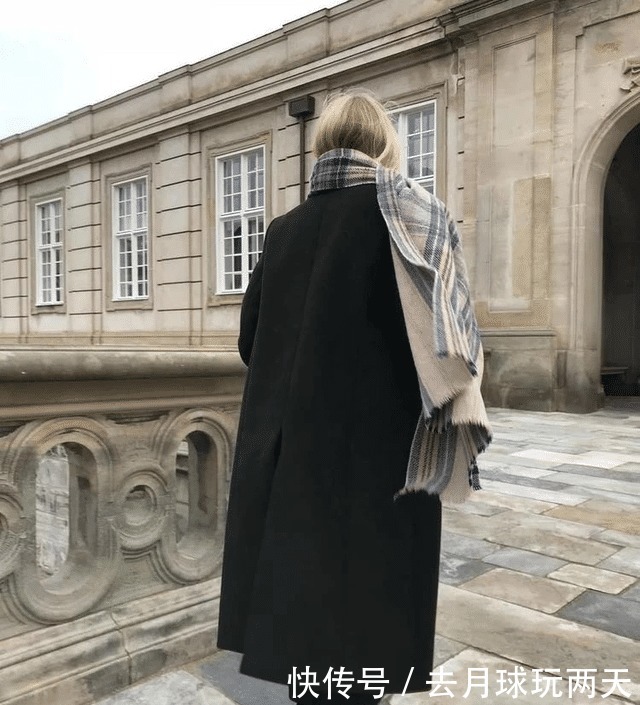 飙升|女人秋冬穿大衣时,建议这样“系围巾”,能让你时髦感飙升