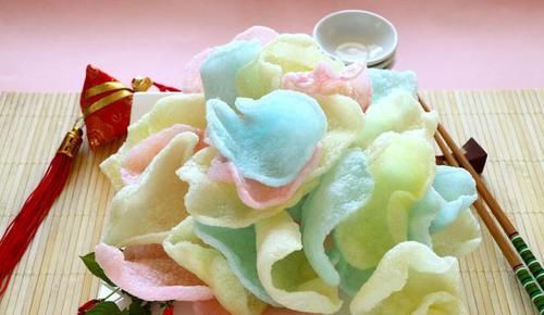 虾片一炸就变大，好奇是用什么做的？这原料厨房都不缺