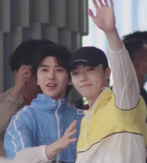 下期迎来蔡徐坤最期待嘉宾,两人见面就黏一起,得知身份没资格酸