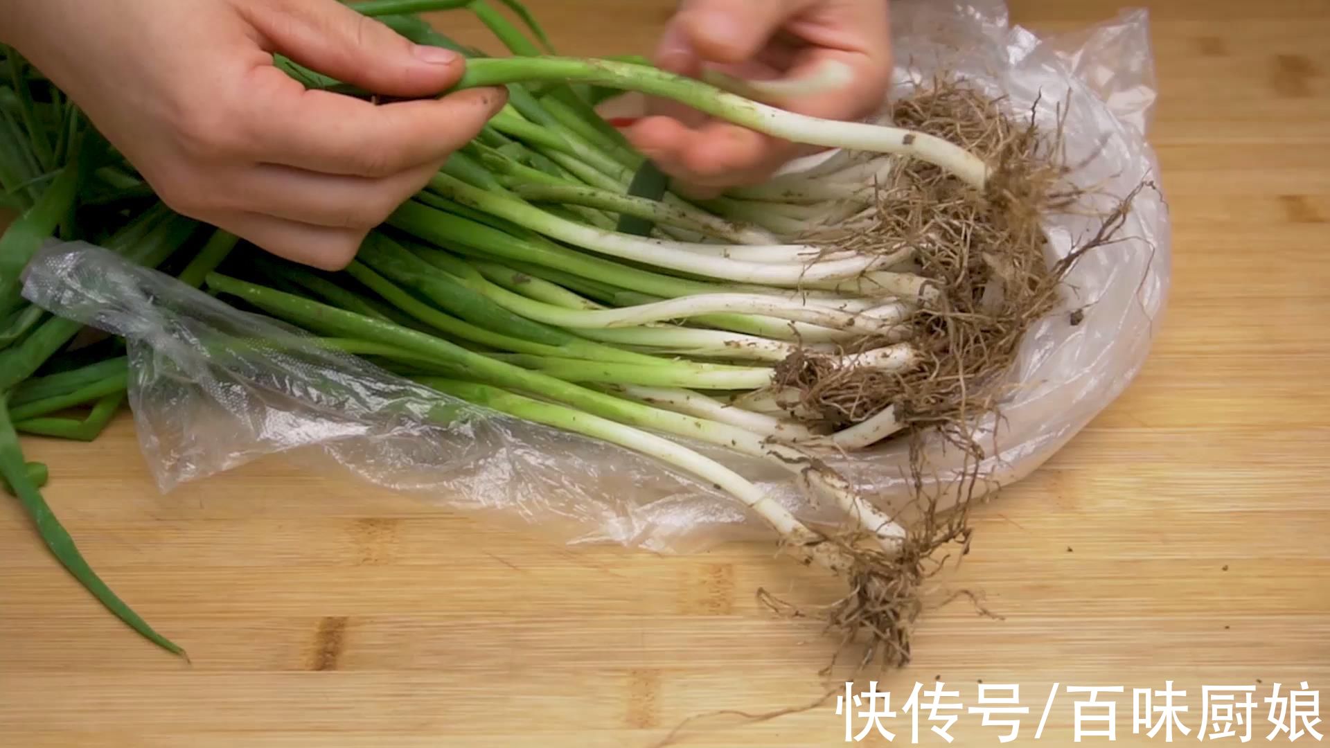 小葱不要再蘸酱吃了,这样做,超级的下饭,一次都能吃两碗米饭了