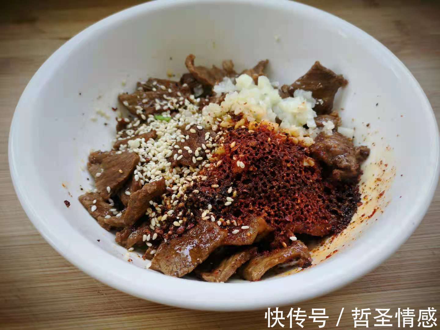 香菜拌牛肉|天一热就想吃这菜，切片一腌一煮浇上料汁，入味下饭，真解馋！