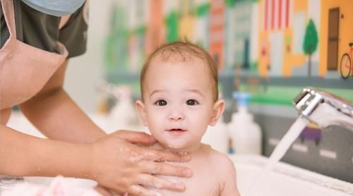 床头柜|宝爸哄娃自己被哄睡，娃睡床头柜，空调开到17度，宝妈不淡定了