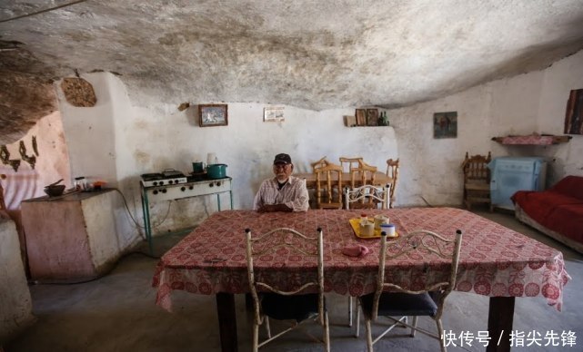 旅游胜地|墨西哥老人在850吨重巨石下修建房屋，2年后他家成为旅游胜地