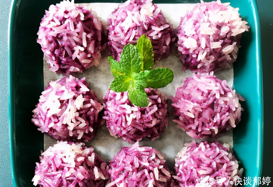 2个紫薯1碗牛奶,上锅蒸一蒸,软糯香甜而不腻,早餐吃还耐饿