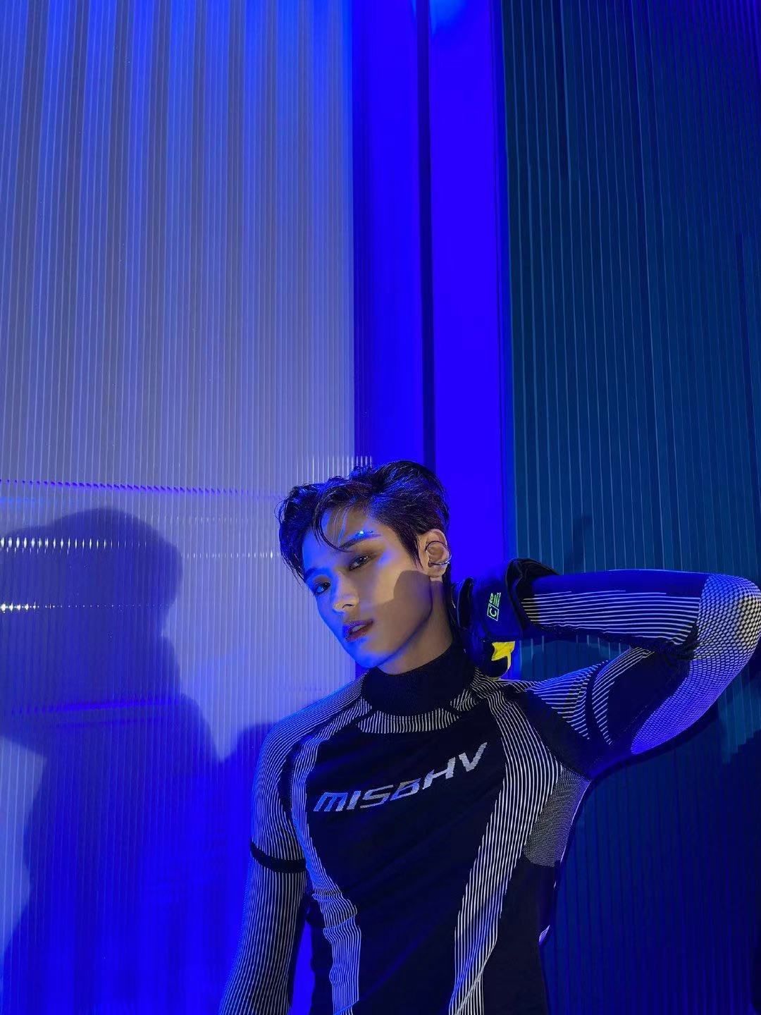 《哥哥》舞台抄袭韩国男团，韩国网友：小偷们又闭嘴默认了？