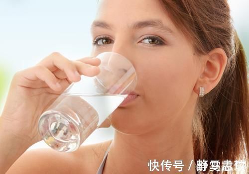 毒药|有传言说:家里的凉白开是毒药,一口都不能喝,这是不是谣言?