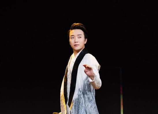 因穷放弃学业的他,28岁在星光大道走红,现在41岁还是单身