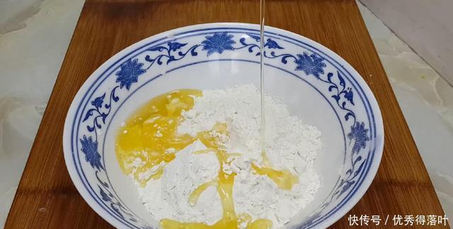 烧饼这样做才香酥，锅里烙一烙，比买的还好吃，咬一口就香酥掉渣