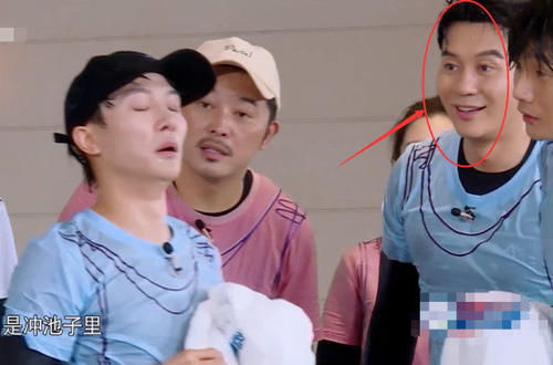 反应|周深急着找隐形眼镜,谁注意李晨的反应跑男老粉寒心了