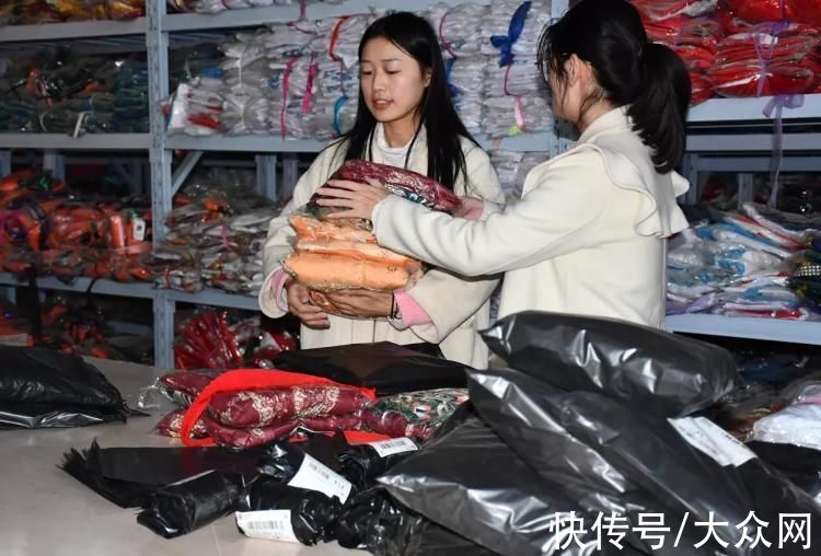 汉服|实地探访菏泽电商人的“双11”：家家户户开直播