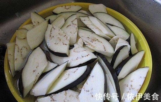 茄子|炒茄子先放油是不对的！饭店大厨：茄子不油腻不发黑，有诀窍