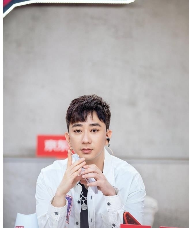 主持風格|《Phone狂制噪吧》播出 王自健式主持風格引網友期待