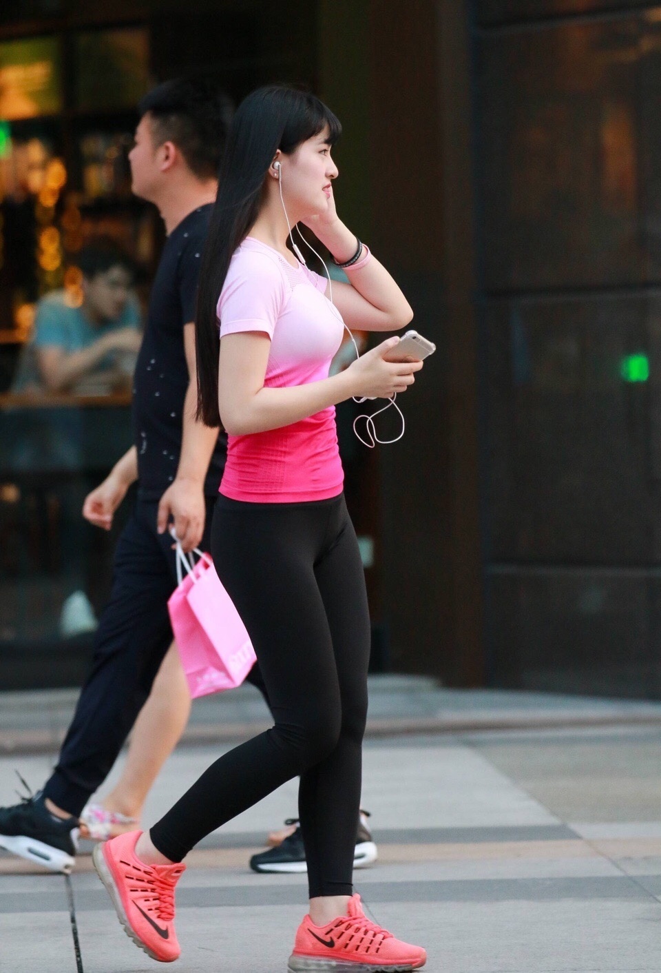 女生们 巧穿打底裤,穿出显瘦又高挑的美,配上个性小衫,好看又显气质