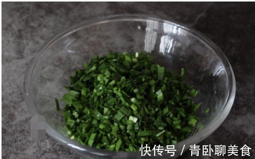 热腾腾的蒸饺,分分钟就搞定,这样和面又薄又筋道,上桌准吃光