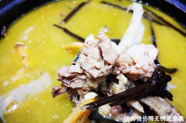 自家养的老土鸡，这样的做法，好吃到放不下碗，妈妈太厉害，太赞