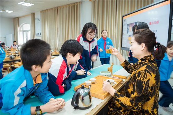 家校|《中国教育报》整版深度报道圣卓实验学校家校共育做法