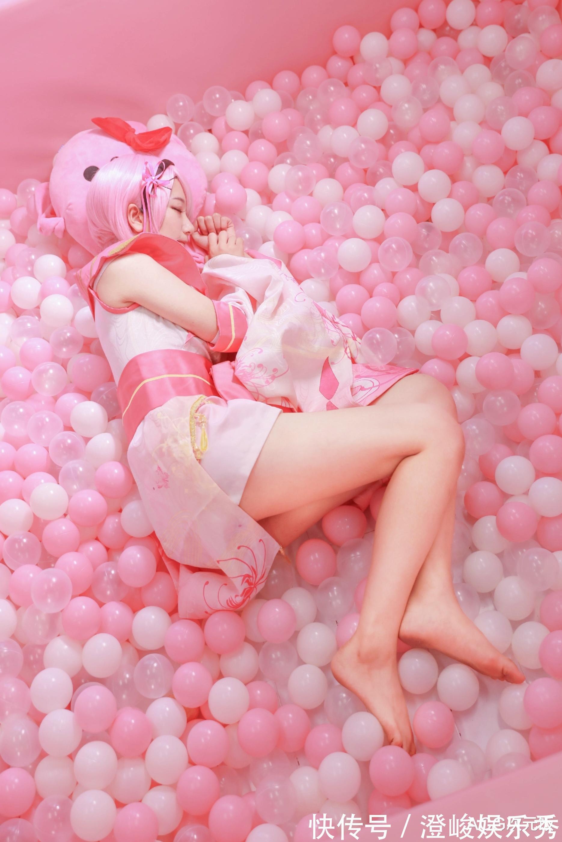 cos|Re0:和服拉姆cos,抬腿侧坐浴缸,姐姐大人和蕾姆老婆我全都要!