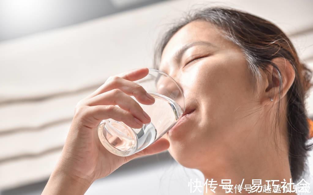 预防血栓|血液在一天中这2个时间段最黏稠，这时喝水，更能预防血管病